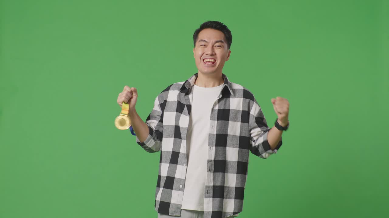 승리를 축하하는 남자