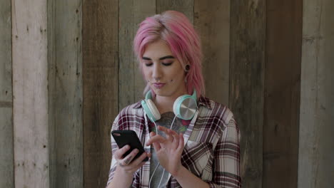 Retrato-De-Una-Joven-Punk-De-Una-Mujer-Atractiva-Con-Peinado-Rosa-Posando-Tomando-Una-Foto-Selfie-Usando-La-Tecnología-De-La-Cámara-Del-Teléfono-Inteligente
