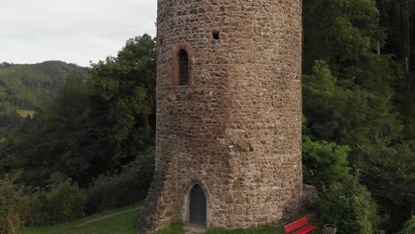 volado con un zumbido a la cima de una ruina vieja del castillo