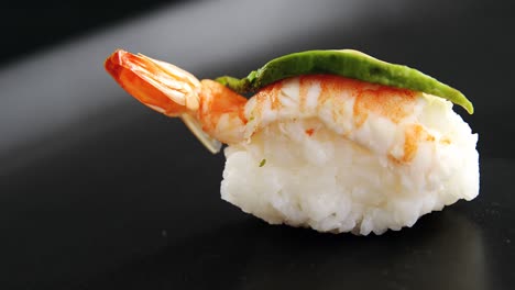 sushi con camarones servido en pizarra de piedra gris