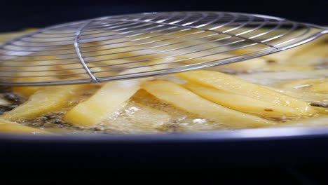 primer plano de patatas fritas fritas en una sartén
