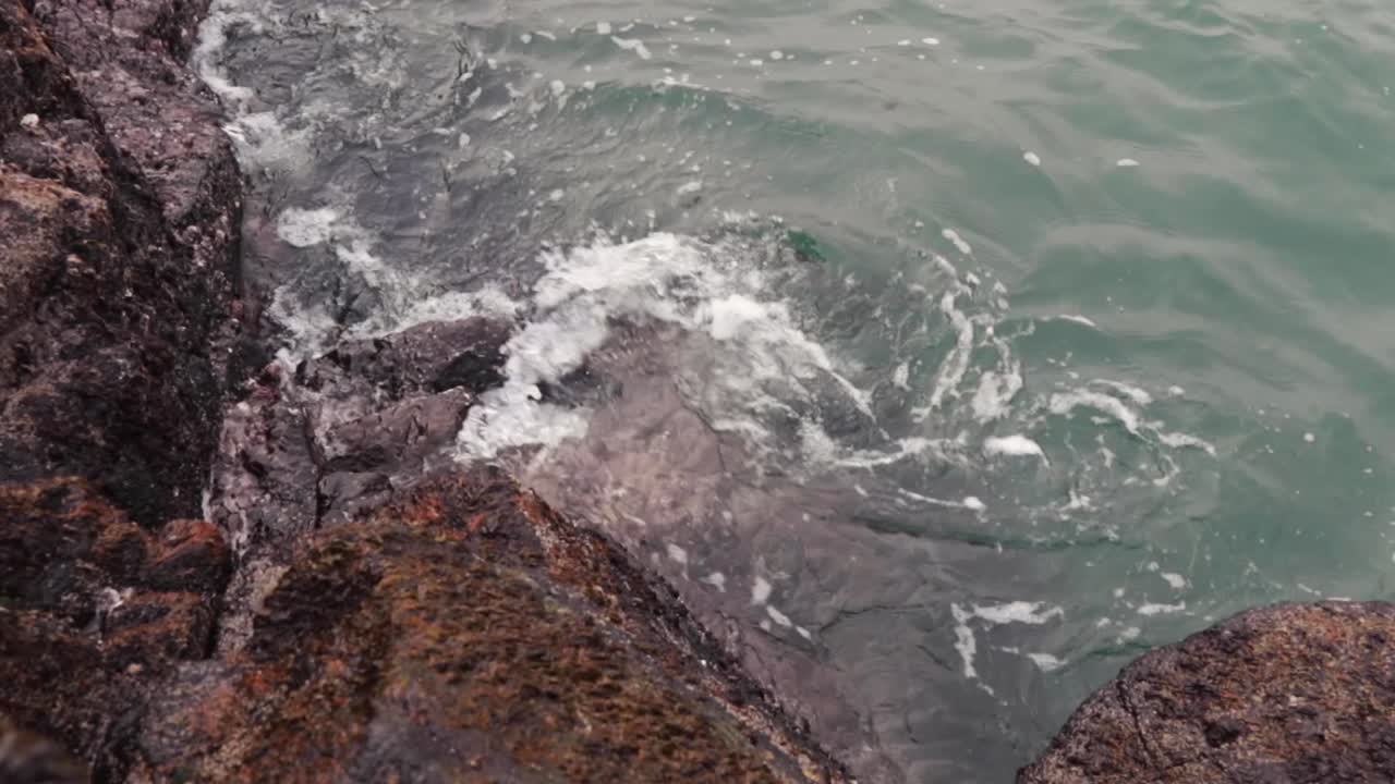 mar de irlanda en la playa en la costa norte de irlanda, condado de antrim-13