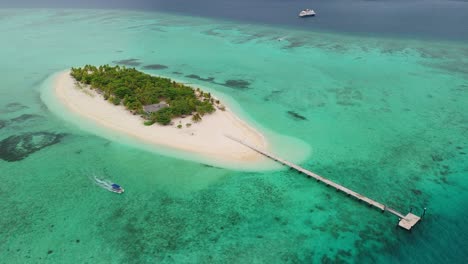 Barco-Que-Se-Detiene-Desde-Un-Crucero-Hasta-Un-Embarcadero-De-Una-Isla-Privada-En-Fiji