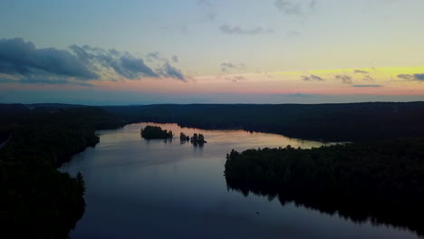 Vista-Aérea-De-Un-Lago-Pintoresco-Y-Tranquilo-Al-Atardecer