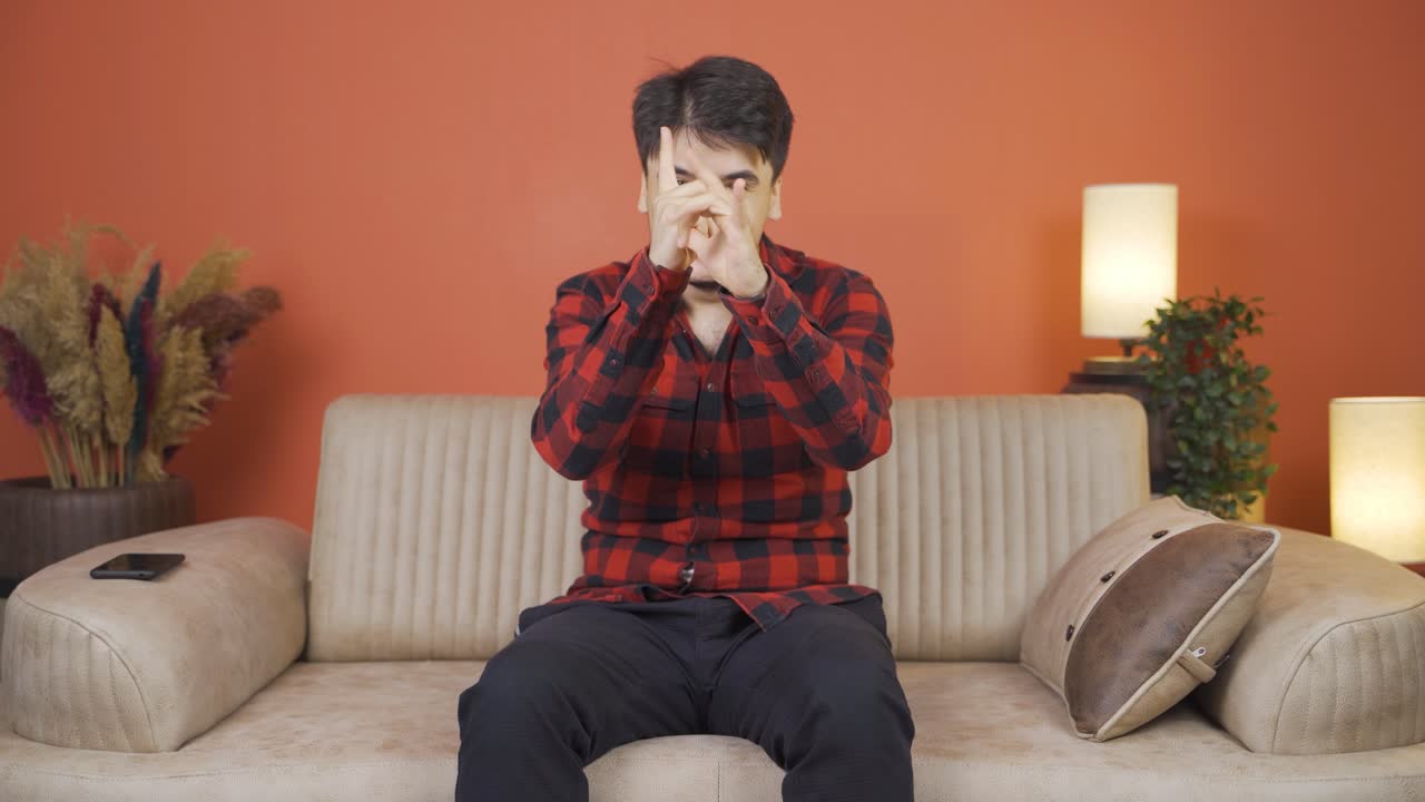 카메라를 조롱하는 재미있는 남자.