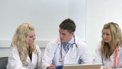 médicos jóvenes en el trabajo en un hospital