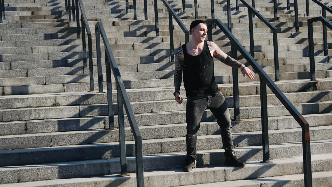 contemporáneo hip hop bailarín de calle hipster hombre con tatuaje funky baile urbano estilo libre en la ciudad