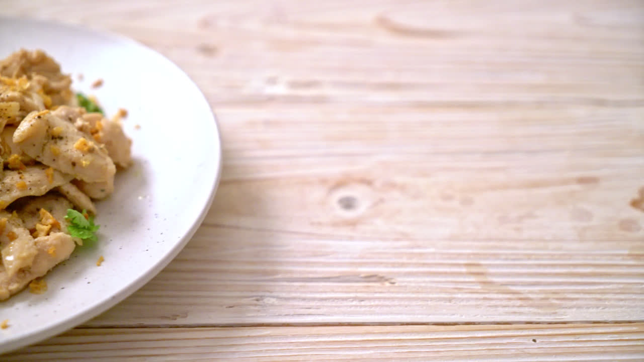 마늘과 후추를 곁들인 닭고기 볶음