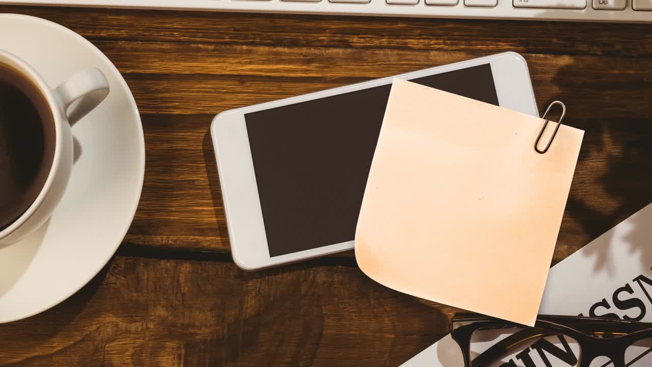 Animation of memo note with copy space over smartphone on wooden desk