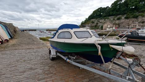 barcos atracados en un pintoresco puerto escocés