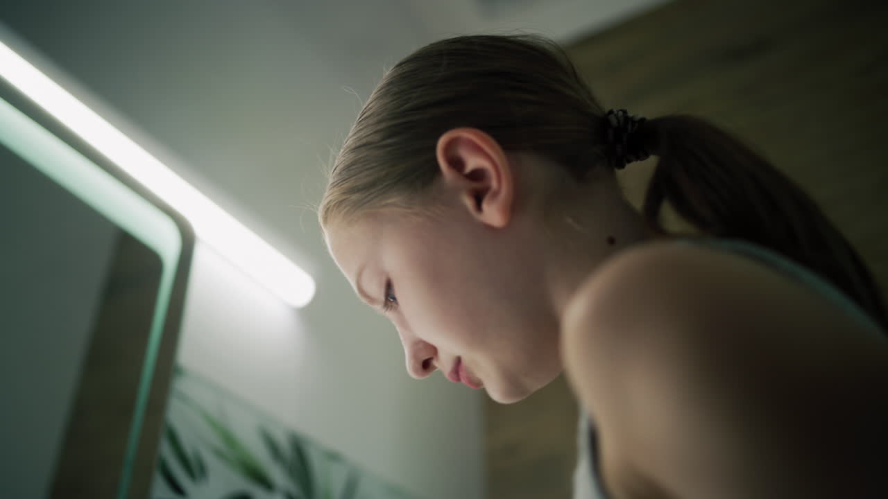 화장실에 있는 소녀