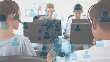 animación de la red de conexiones a través de personas de negocios que usan auriculares telefónicos