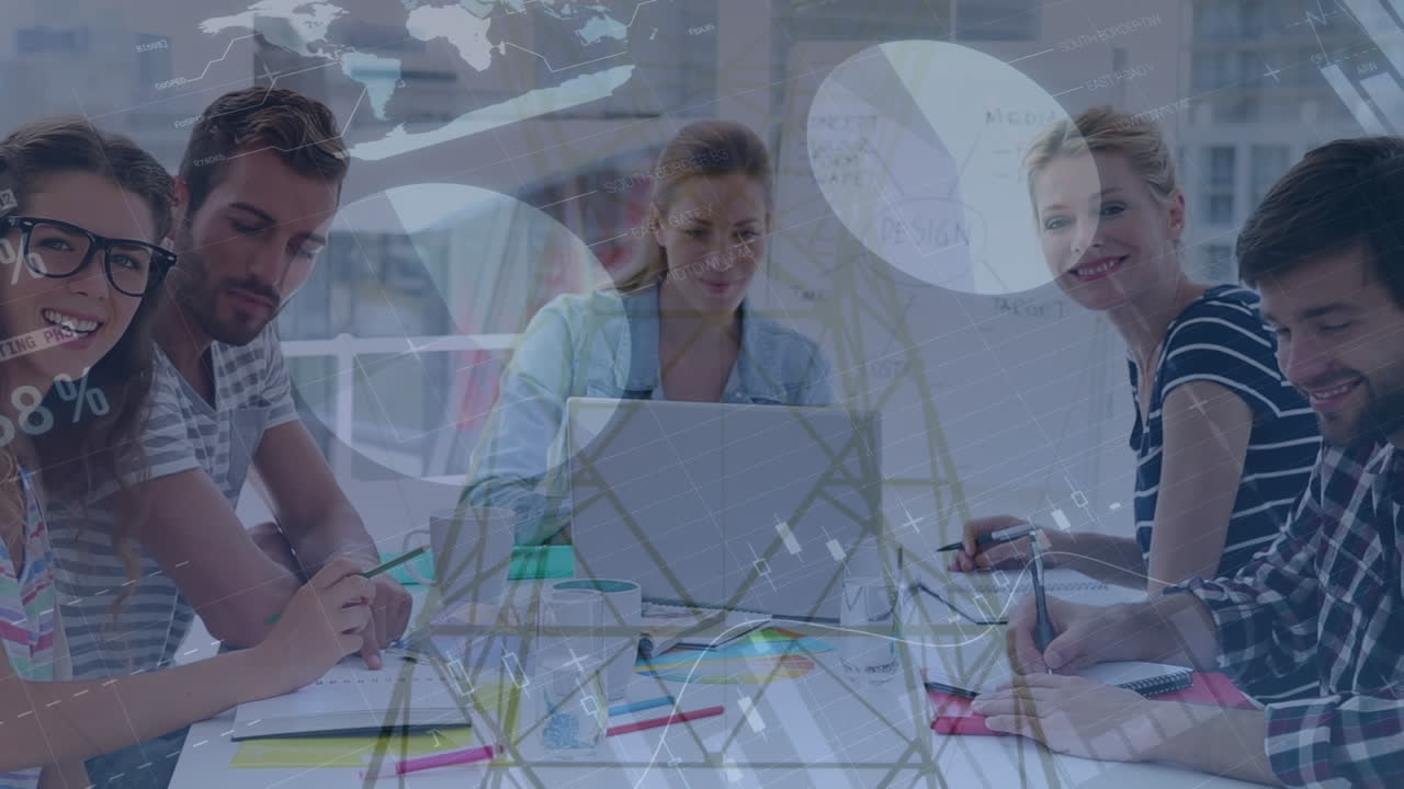 анимация разнообразных данных и графиков о счастливых разнообразных женщинах и мужчинах, работающих с помощью планшета