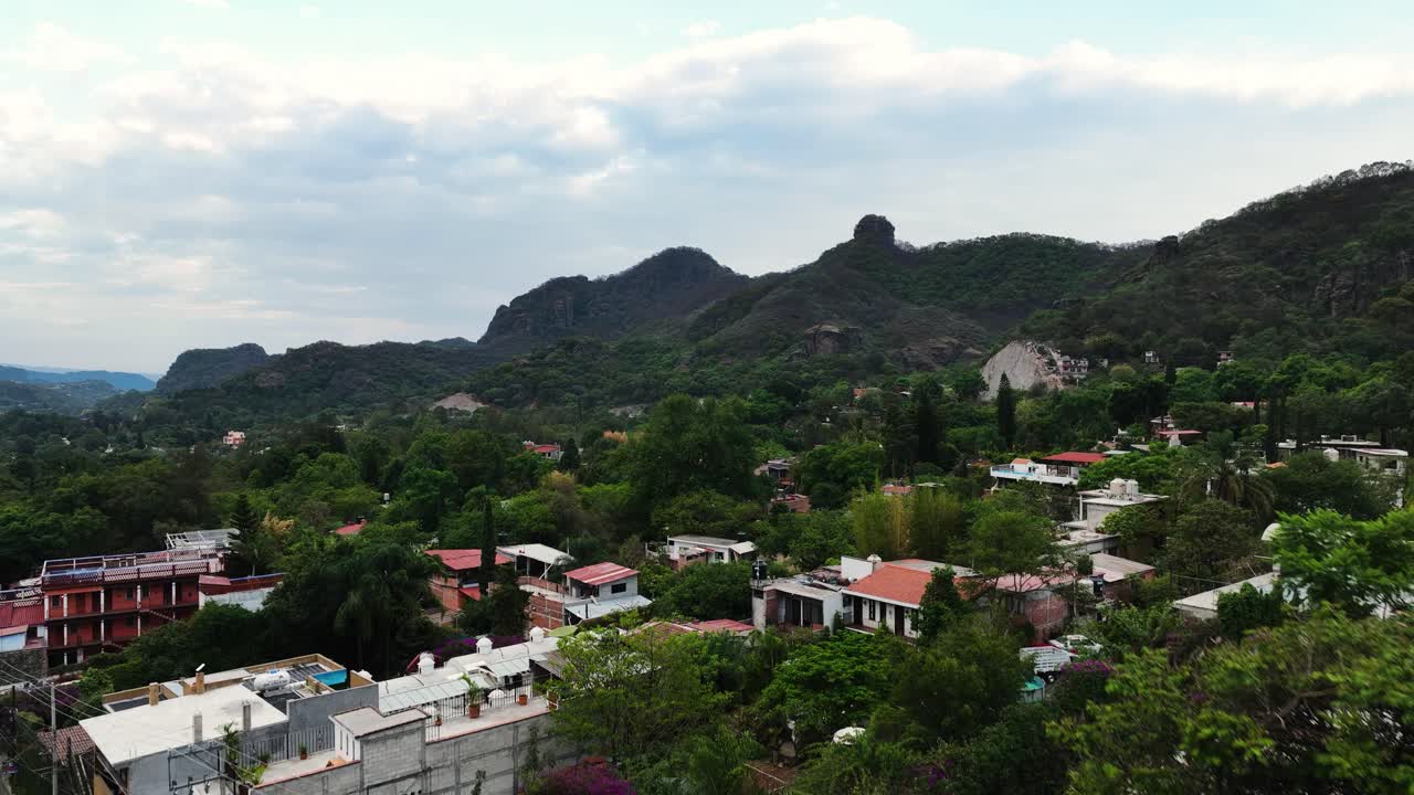 vista aérea baja sobre las casas en la ciudad mágica de tepoztlan en morelos nublado, méxico