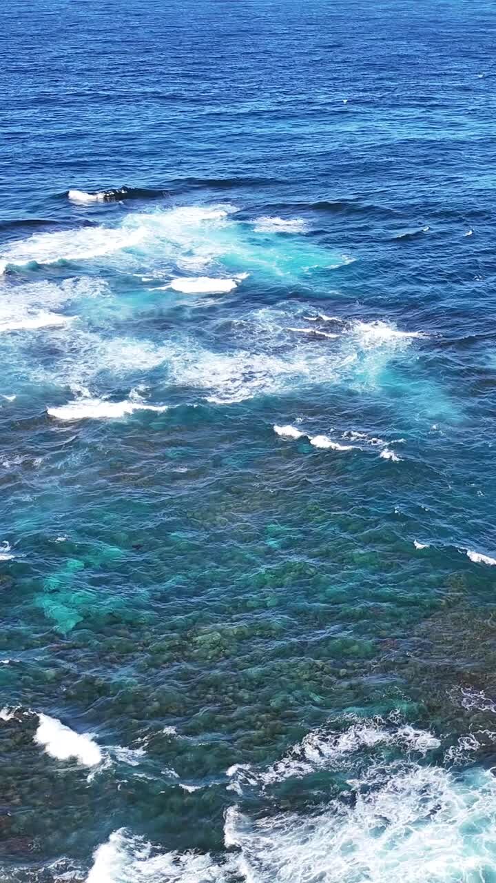 Onde dell'oceano che si infrangono su formazioni rocciose vulcaniche