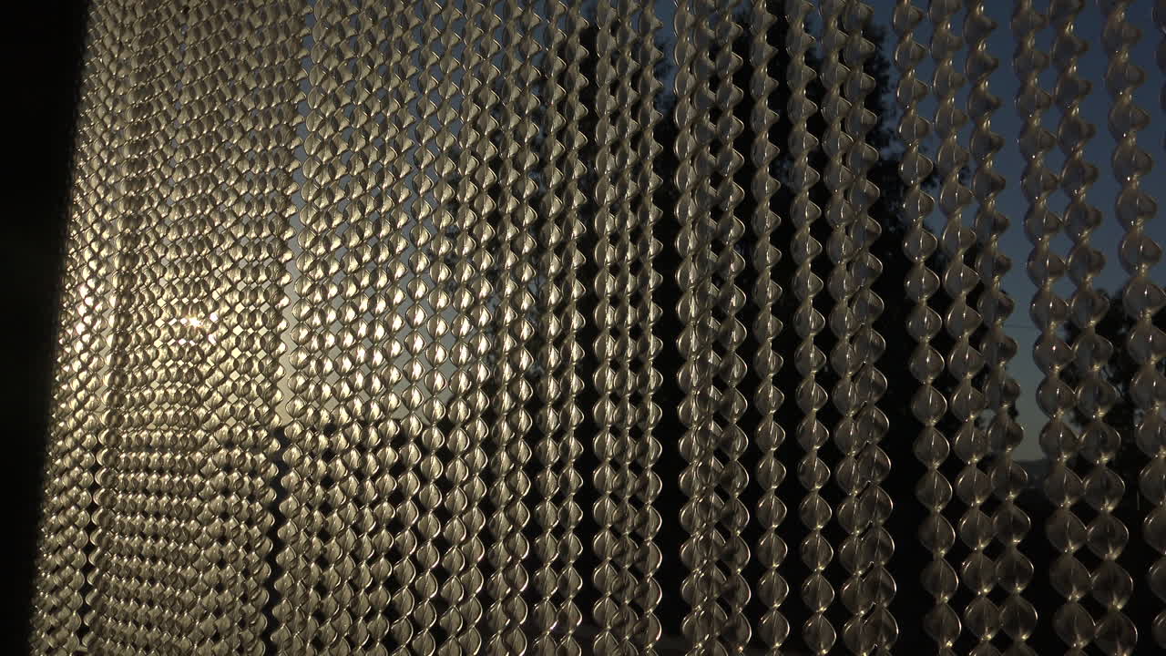 일몰 동안 플라스틱으로 만든 비행 방지 커튼의 샷