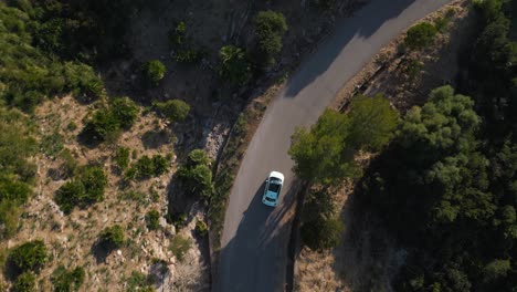 Conducción-De-Automóviles-Modernos-A-Lo-Largo-De-Un-Viaje-Por-Carretera-En-La-Calle