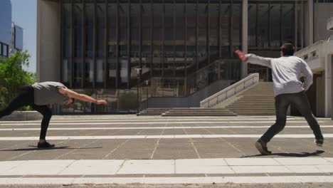 hombres caucásicos practicando parkour