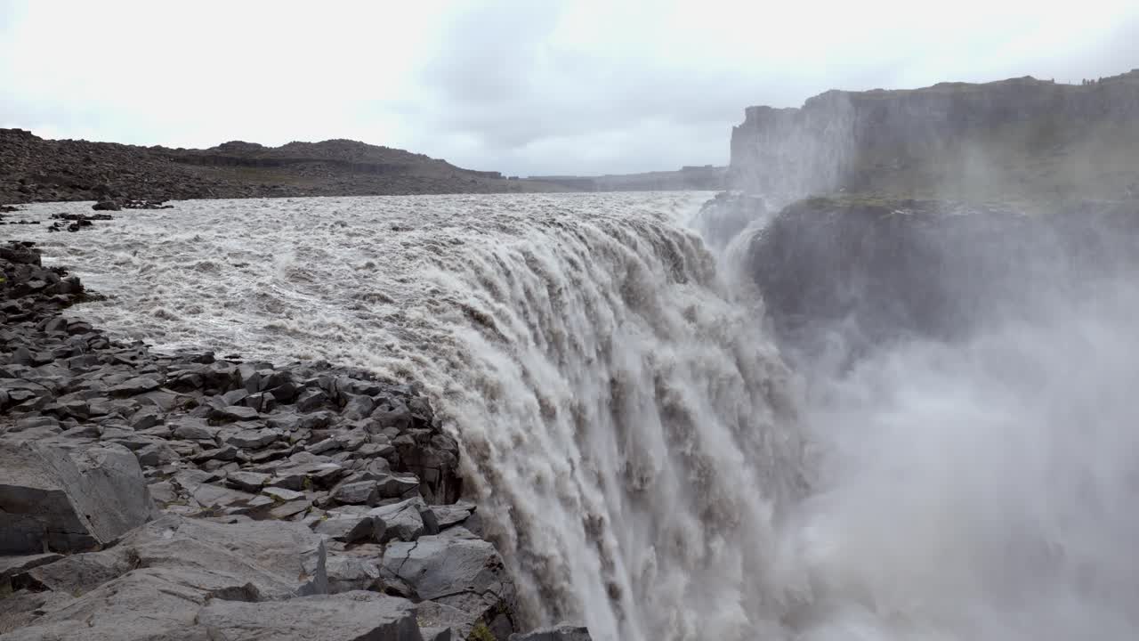 toma manual de una gran cascada poderosa con una gran caída de agua, que fluye muy rápido a través
