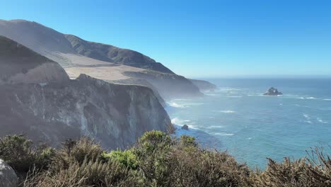 Mirador-Del-Puente-Bixby-En-La-Pacific-Highway-One-En-California-Con-Un-Paisaje-Espectacular,-Olas-Del-Océano,-Niebla-Y-Acantilados