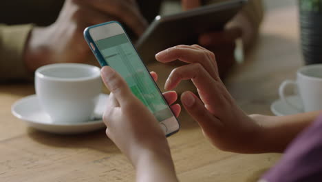 mujer de negocios joven manos usando smartphone en una cafetería navegando por documentos corporativos leyendo correo electrónico trabajando en teléfono móvil de cerca