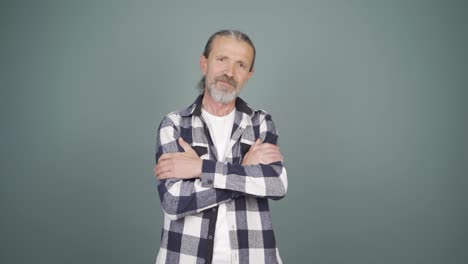 ein mann schaut in die kamera und macht ein vertrauenszeichen.