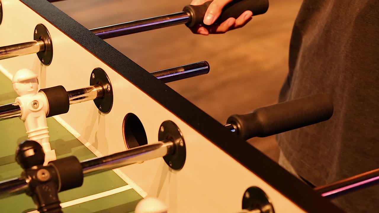 persona jugando al futbolín