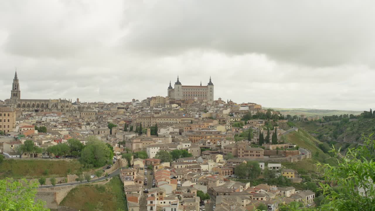 HIDASTETTU PANORAMOINTI TOLEDON KAUPUNGISTA ESPANJASSA PILVISENÄ PÄIVÄNÄ.
