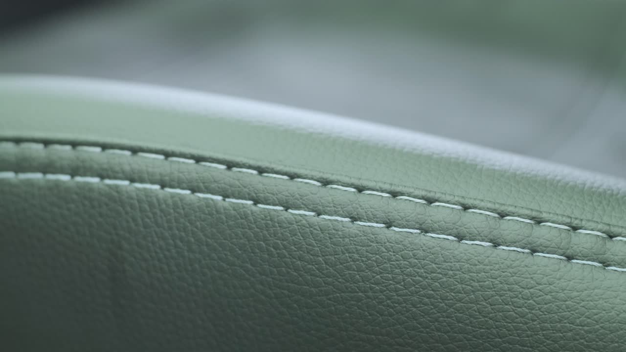 cubiertas de asiento de cuero negro en el coche. hermoso diseño interior de automóvil de cuero. asientos de cuero de lujo en el automóvil.