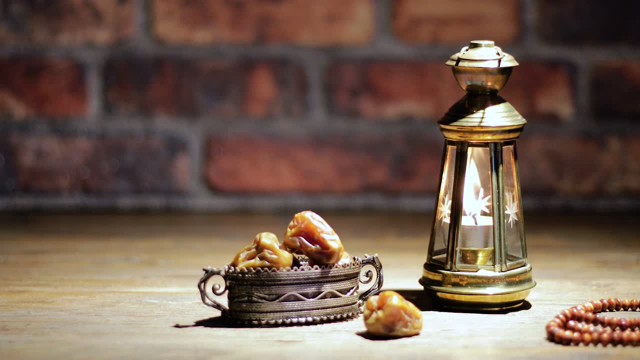 fruta de palma y vela ramadán kareem