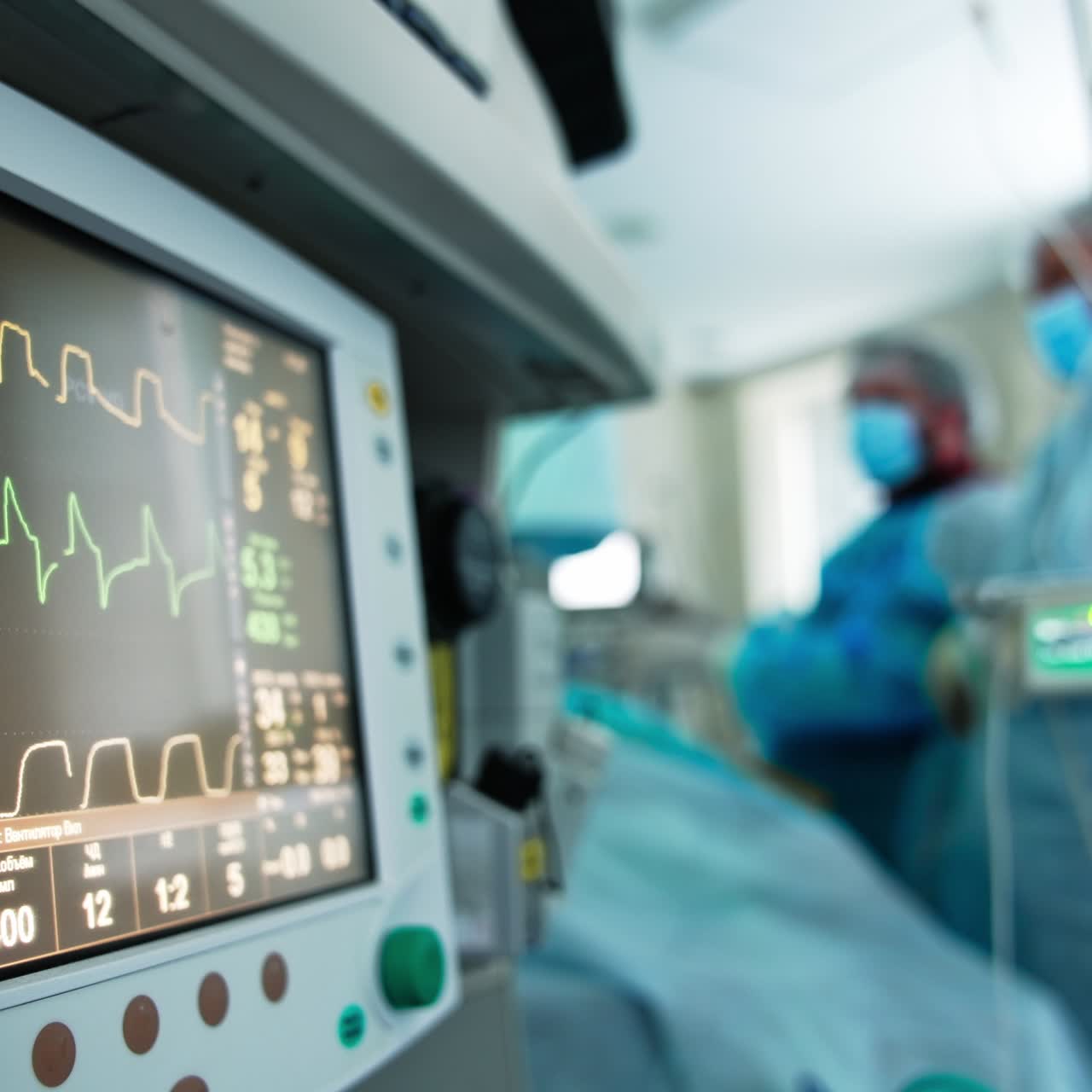 Schwarzer Bildschirm mit verschiedenen Vitalparametern des Patienten. Ein unverzichtbares technisches Gerät für die moderne Chirurgie. Nahaufnahme. Verschwommener Hintergrund mit zwei Ärzten.