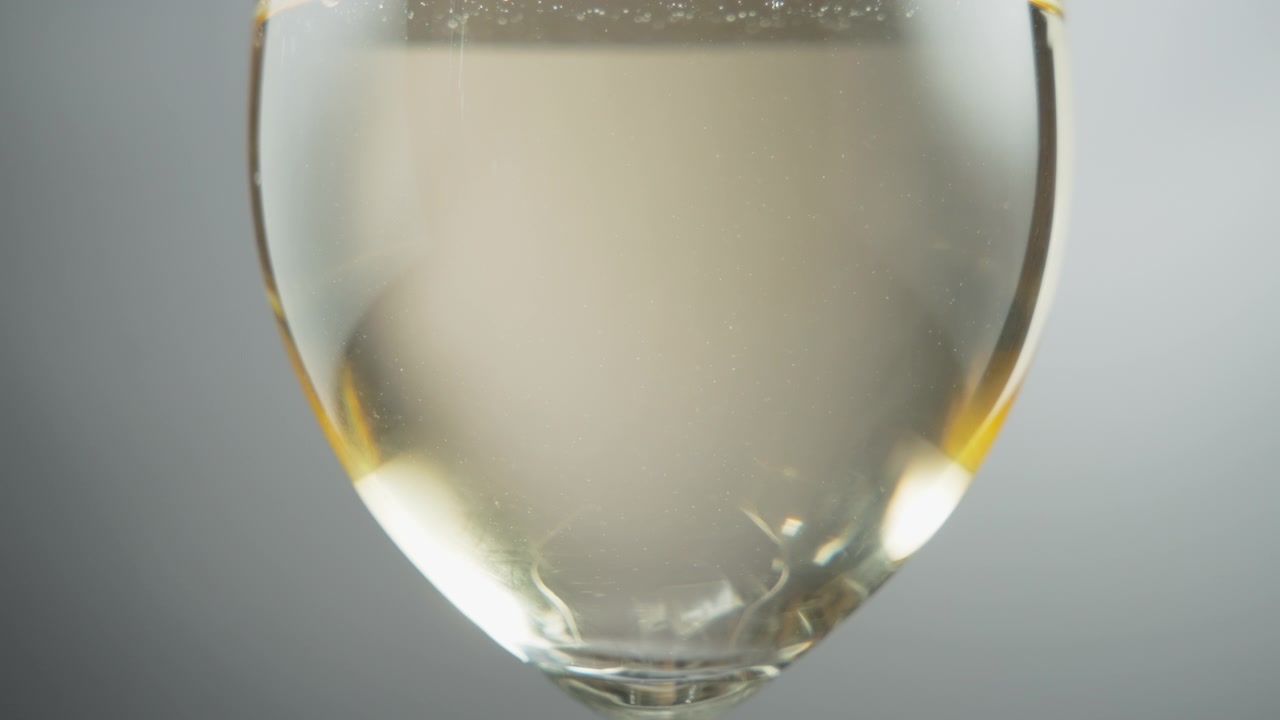 Calice da vino pieno di vino bianco