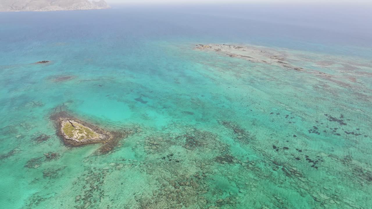 video panorámico de drones de la increíble laguna de playa de elafonisi de aguas turquesas claras