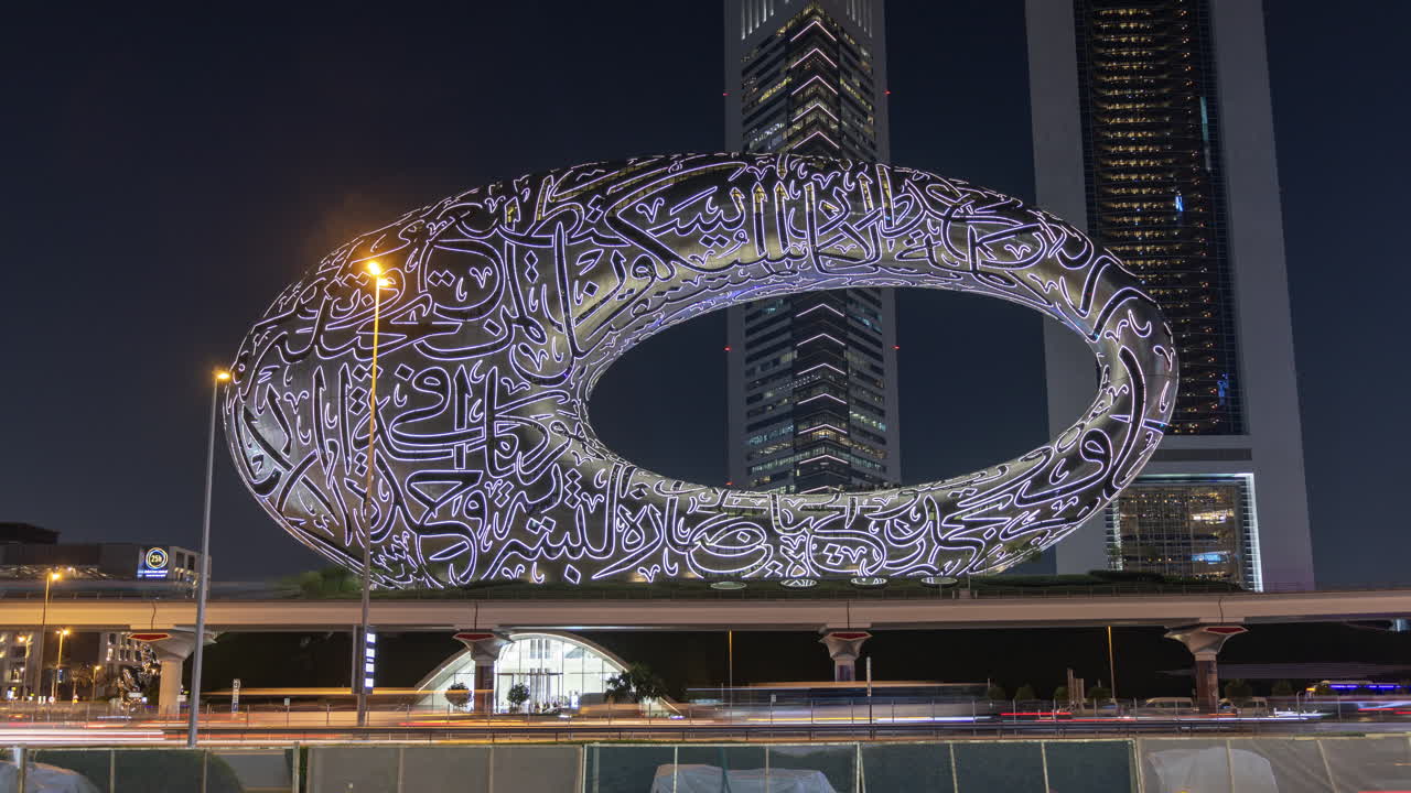 Time-lapse do Museu do Futuro e Trânsito Urbano à Noite em Dubai