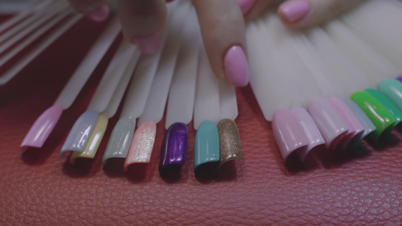 chica eligiendo colores de uñas para ella