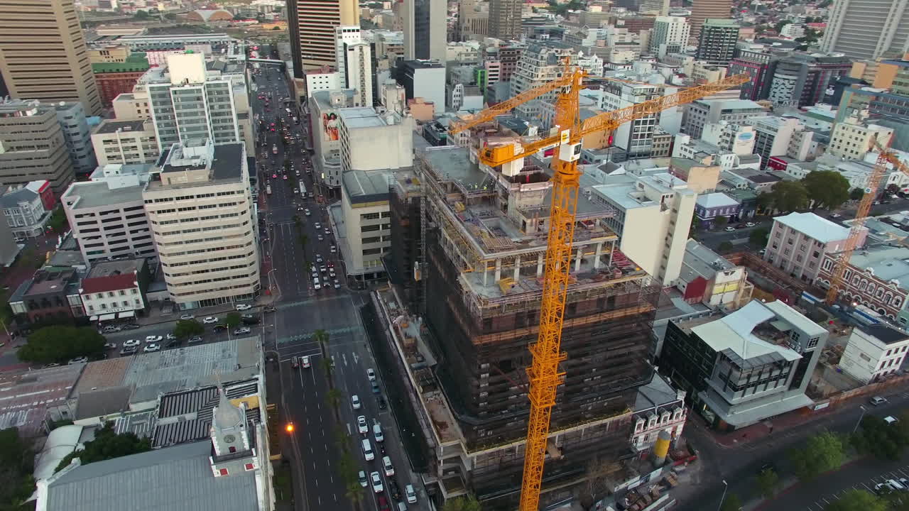 una ciudad en crecimiento edificio por edificio