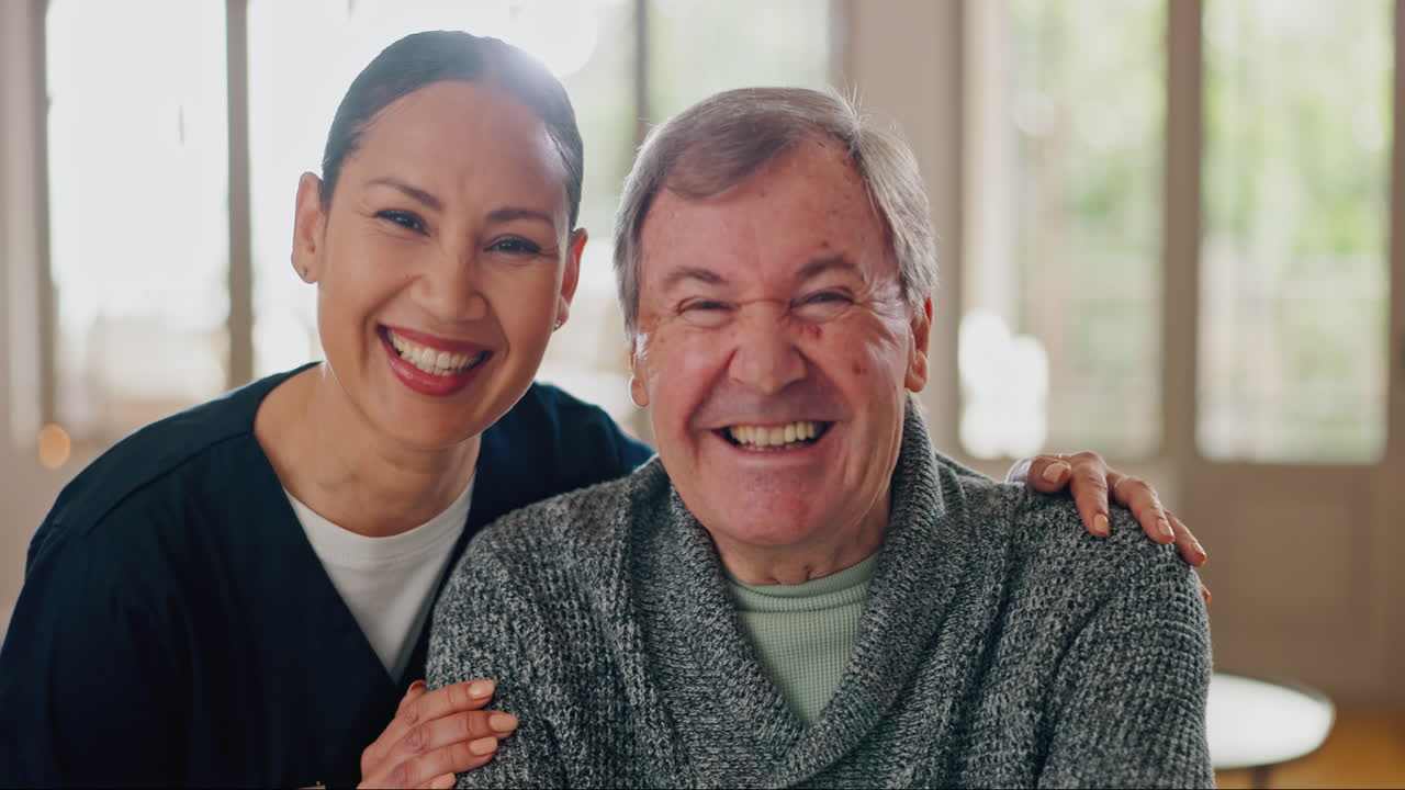 노인, 얼굴, 그리고 미소로 돌보는 사람