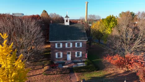 York,-Pennsylvania-Colonial-Courthouse-in-autumn