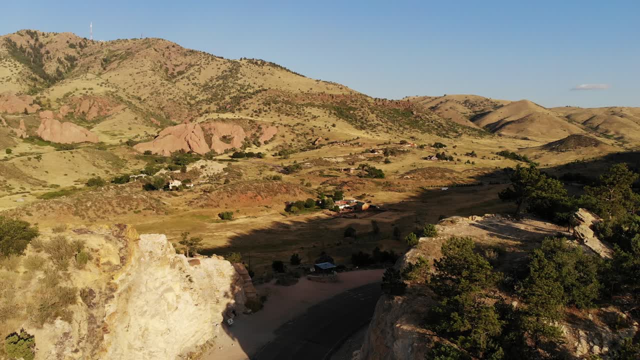 una hermosa foto de un dron en ascenso tomada por la mañana en la cresta de los dinosaurios, morrison co