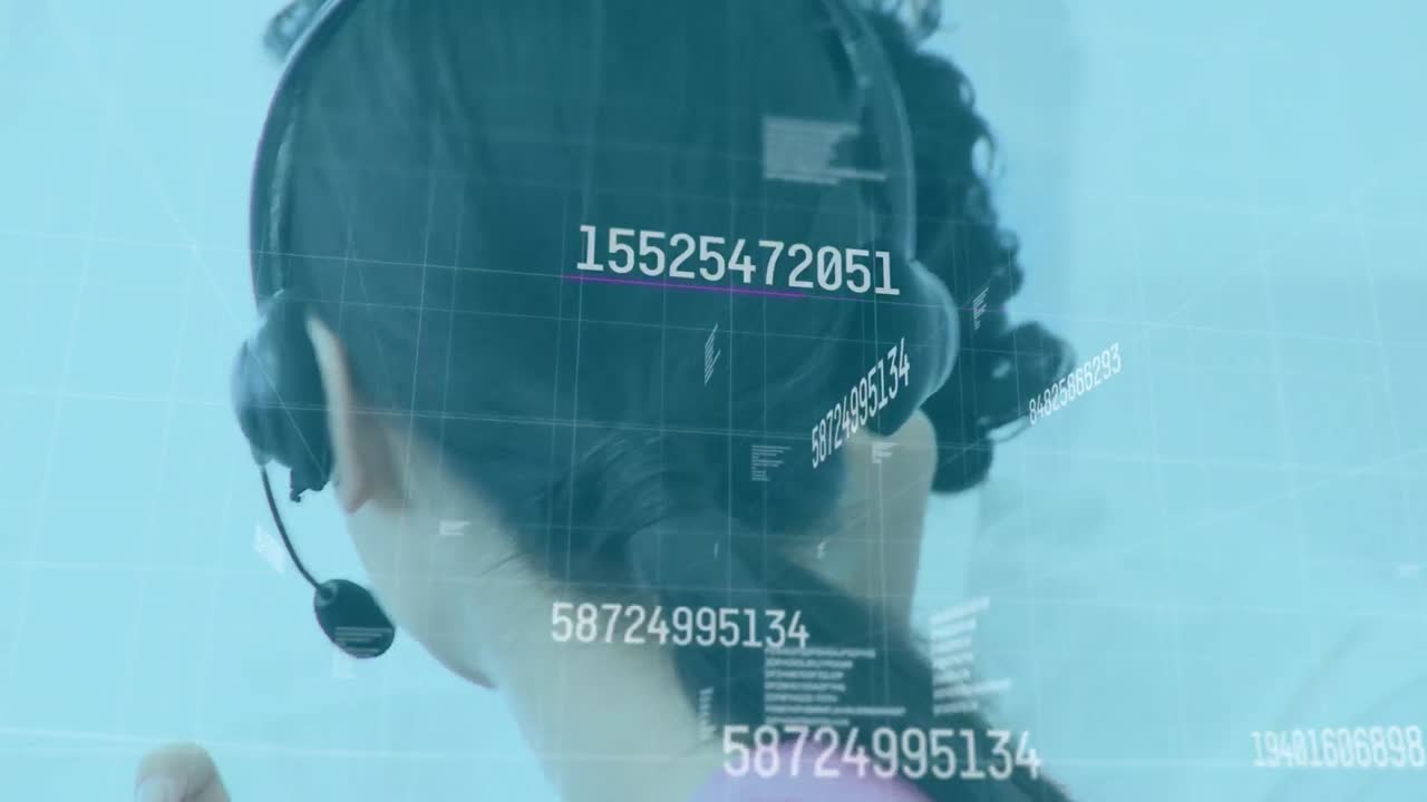 Animation av grafer och siffror över glad asiatisk kvinnlig konsult
