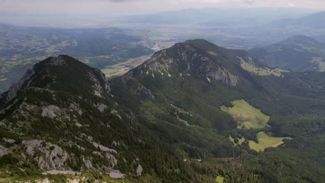 exuberante pico de mica de piatra y bosque con vistas panorámicas de las montañas de piatra craiului