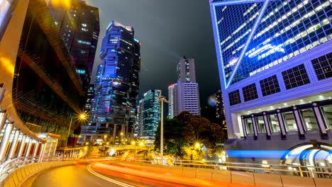 4k timelapse - hora punta del tráfico en la autopista y el edificio en hong kong. coche y autobús corriendo por la carretera.