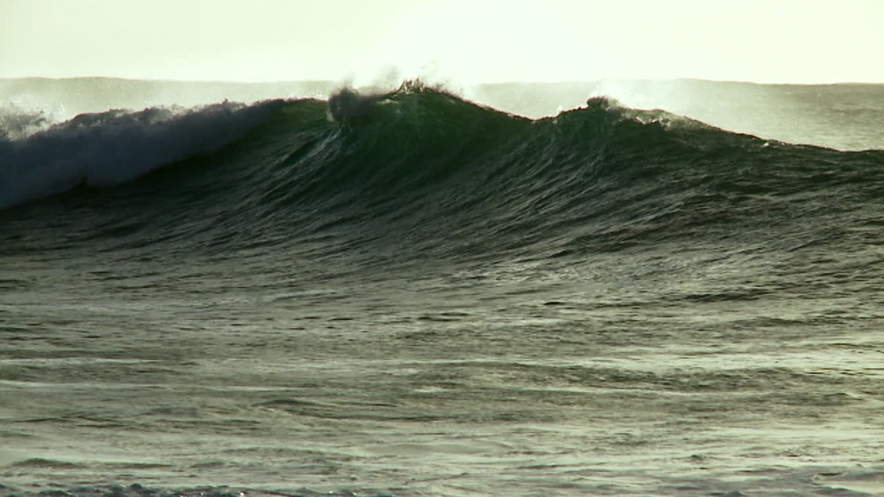 las olas grandes rompen y rompen