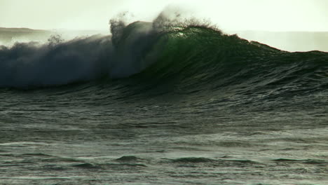 Olas-Grandes-Se-Ciernen-Y-Rompen