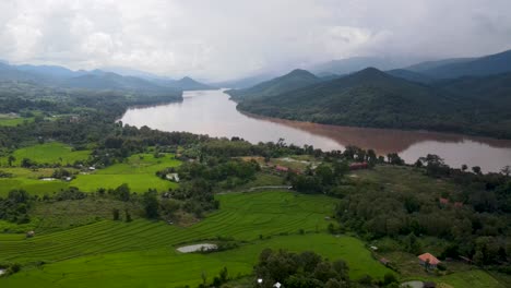 ländliche luang prabang landschaft neben dem mekong fluss