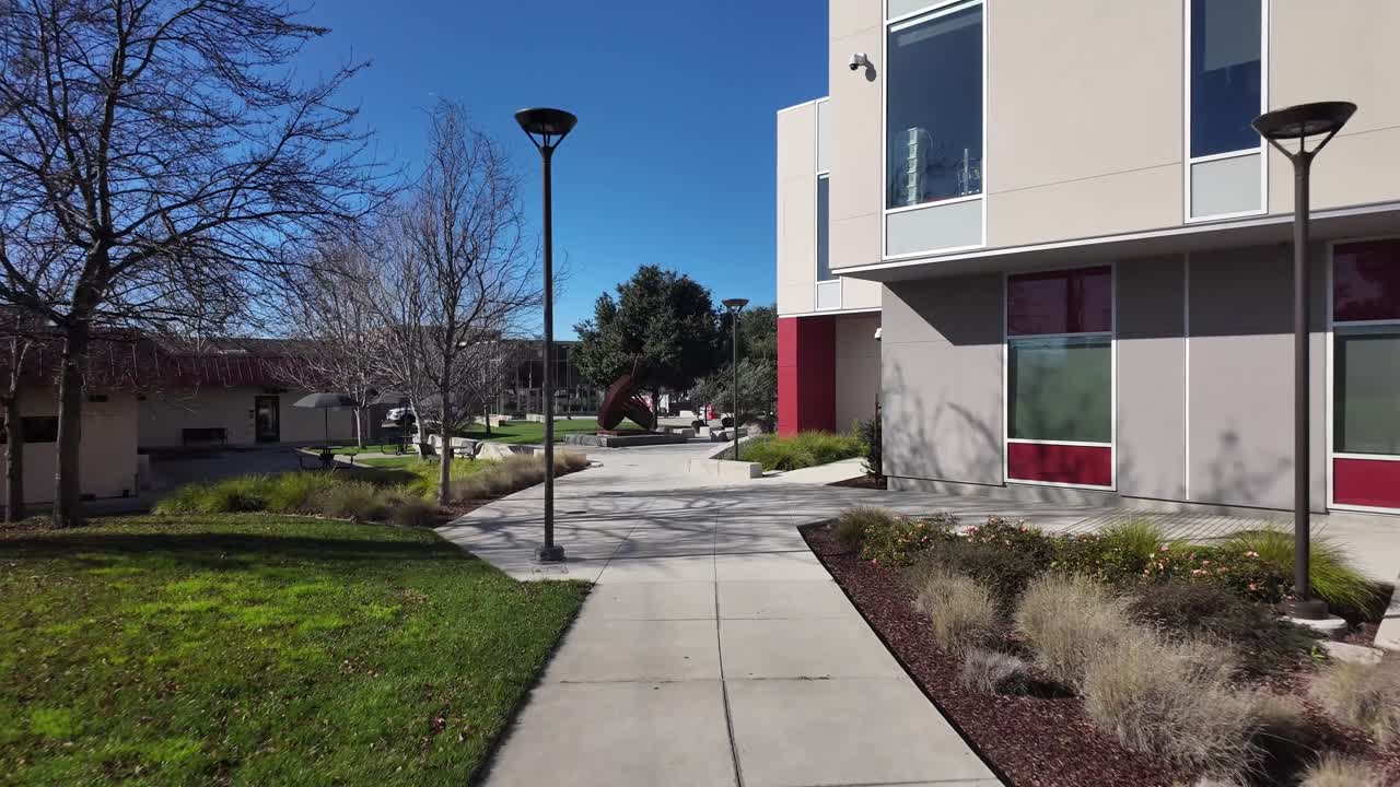 Un paseo por Las Positas College en Dublín, California, durante la tarde revela senderos frondosos, estructuras contemporáneas y espacios tranquilos al aire libre.