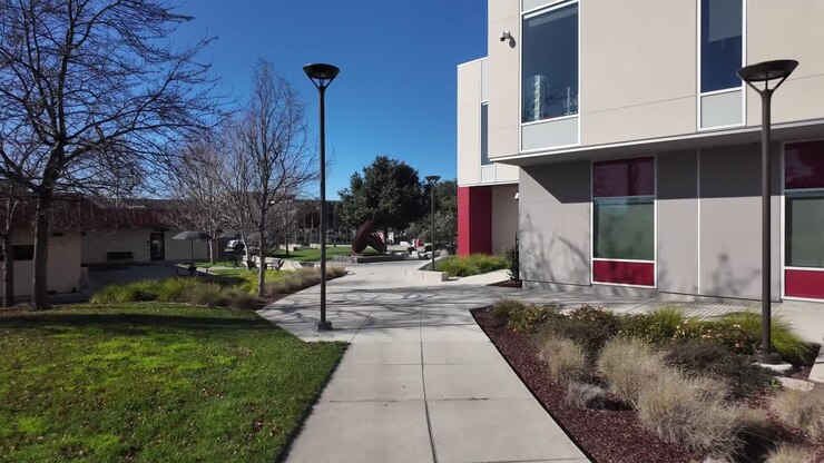 En eftermiddagstur gennem Las Positas College i Dublin, Californien viser frodige stier, moderne bygninger og fredelige udendørsarealer.