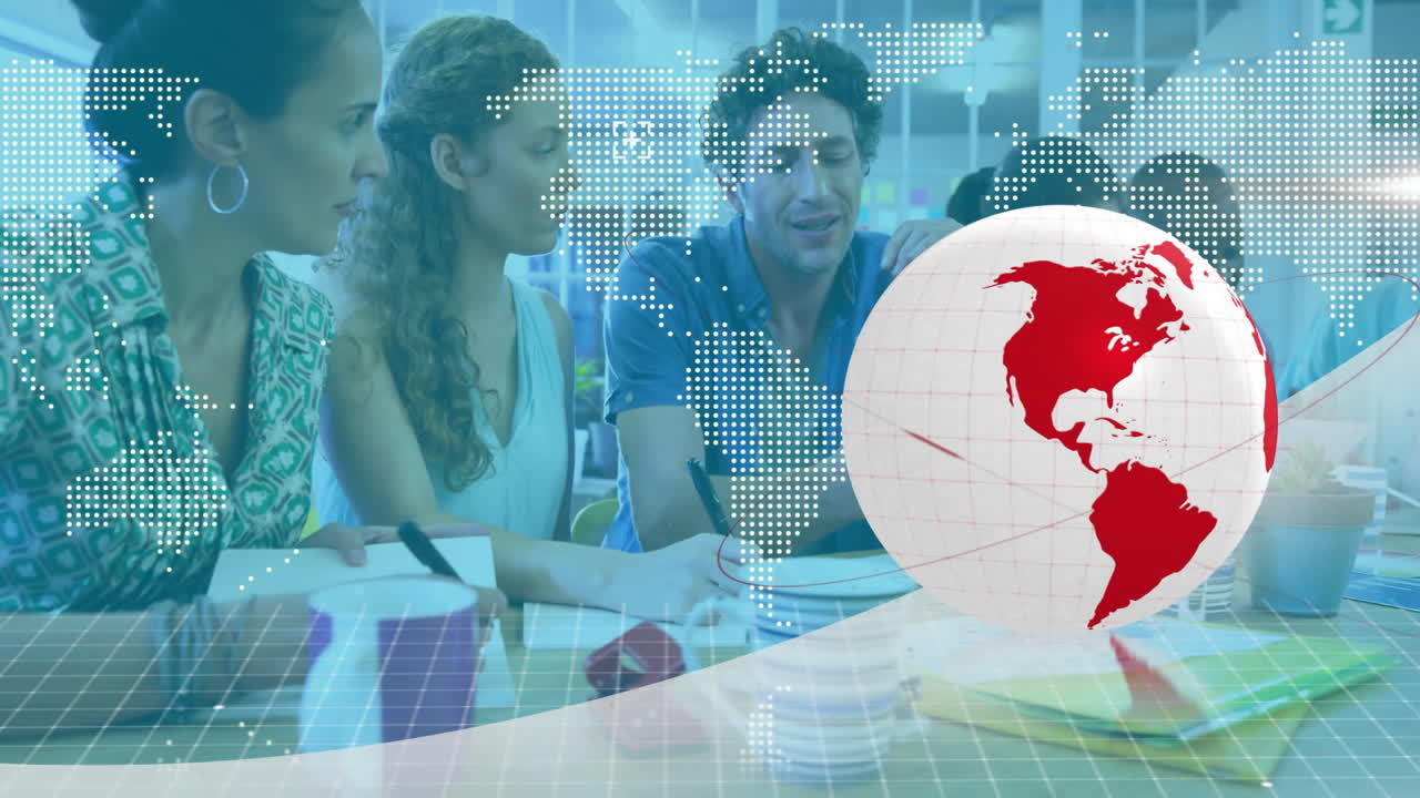 discutiendo el proyecto, el equipo de negocios en la oficina con la animación del mapa del mundo sobre ellos