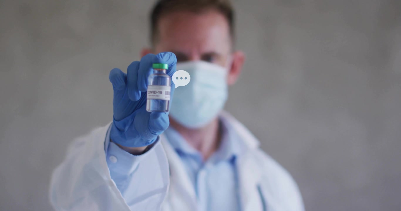 Mandlig læge løfter COVID-19 hætteglas mod kameraet, hvilket genererer chatbobler, der fremhæver vaccinedata