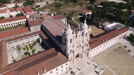 Fachada-Principal-E-Iglesia-De-Estilo-Gótico-Del-Monasterio-De-Alcobaça-En-Portugal,-Vista-Aérea